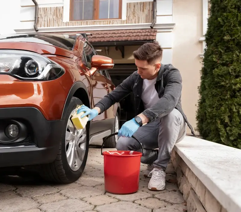 Lavage auto à domicile Luc-sur-Mer : professionnel intervenant sur un véhicule